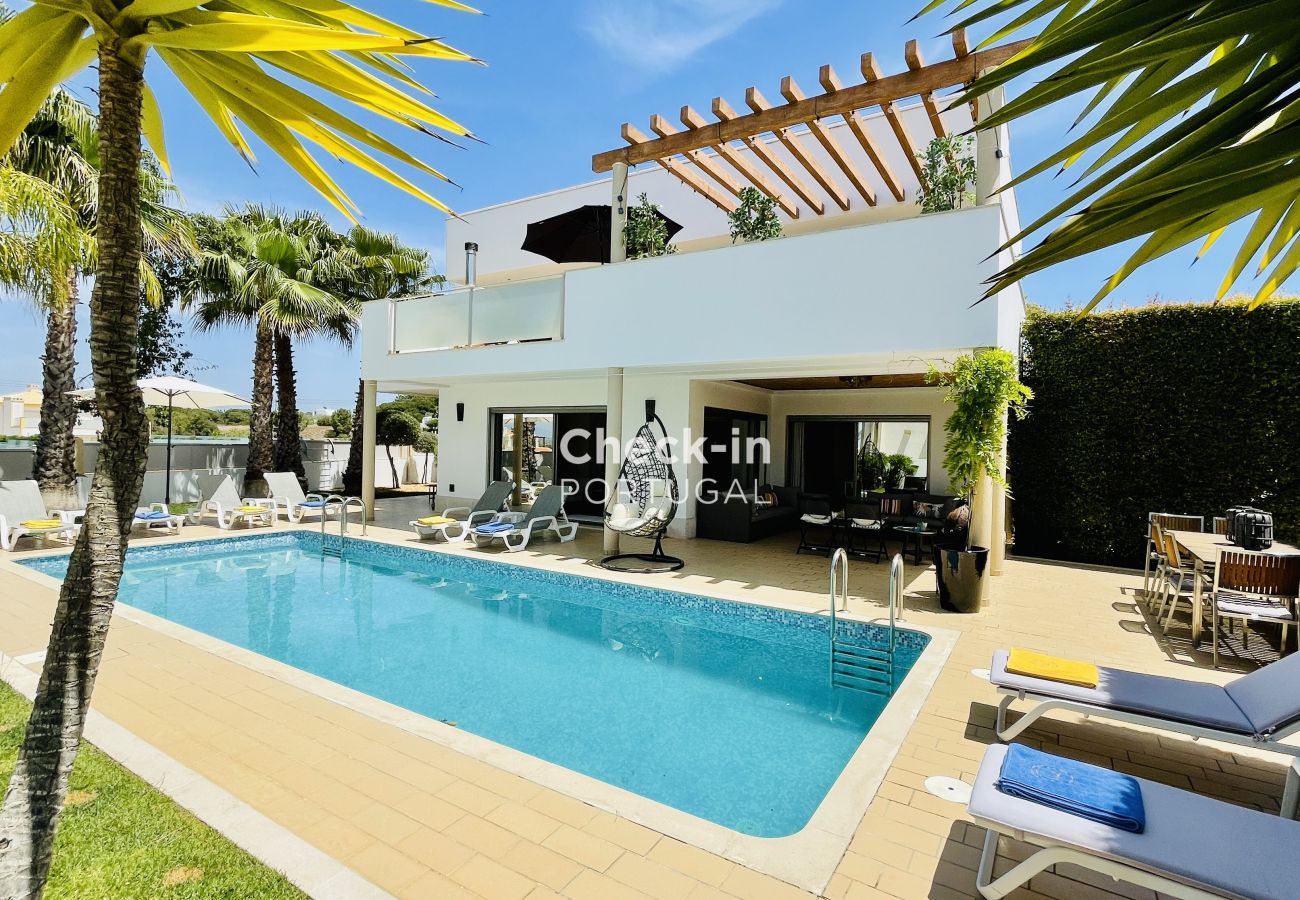 Villa; Pool; Terrasse;