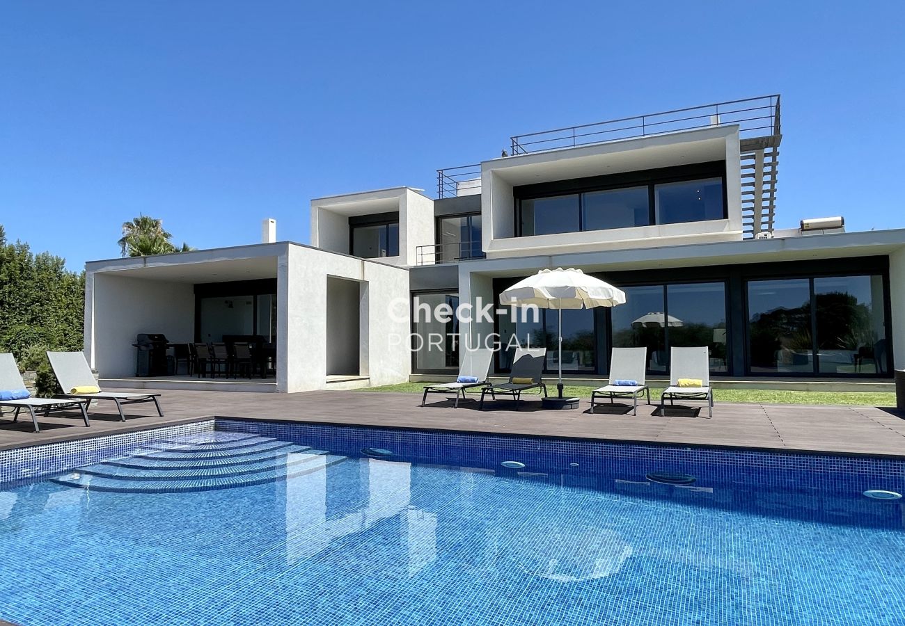 Piscine; villa; jardin; extérieur