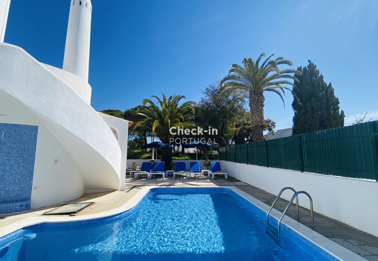 Extérieur de la maison avec piscine