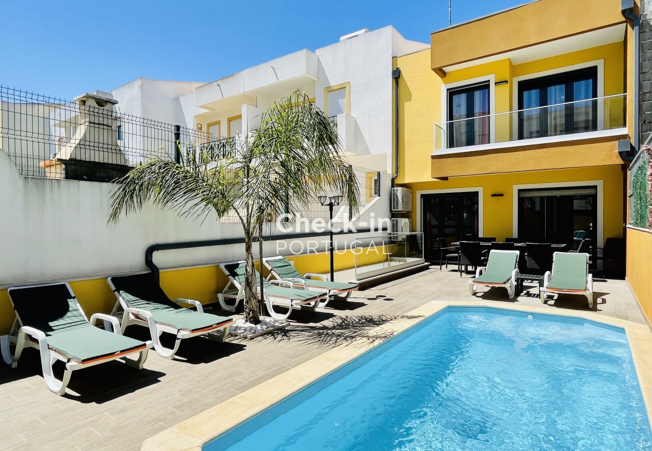 Extérieur de la villa, piscine avec chaises longues