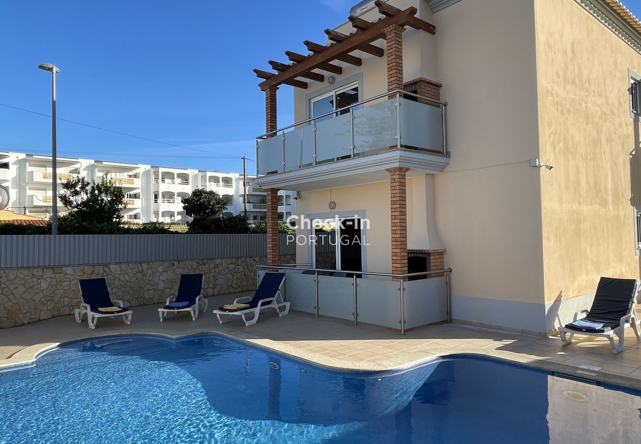 Piscine; appartement; terrasse