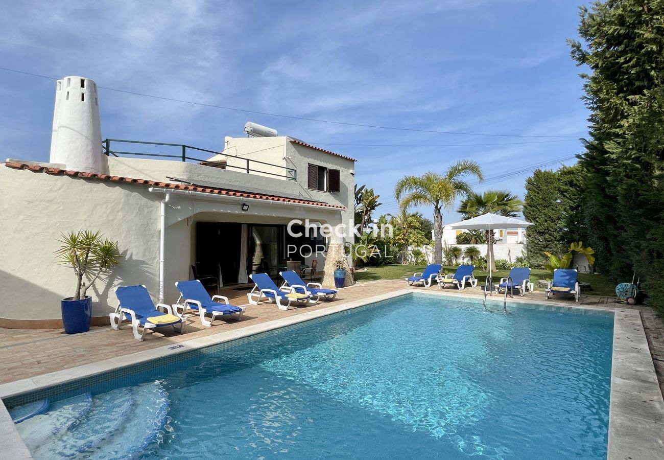 Piscine; villa; jardin; terrasse