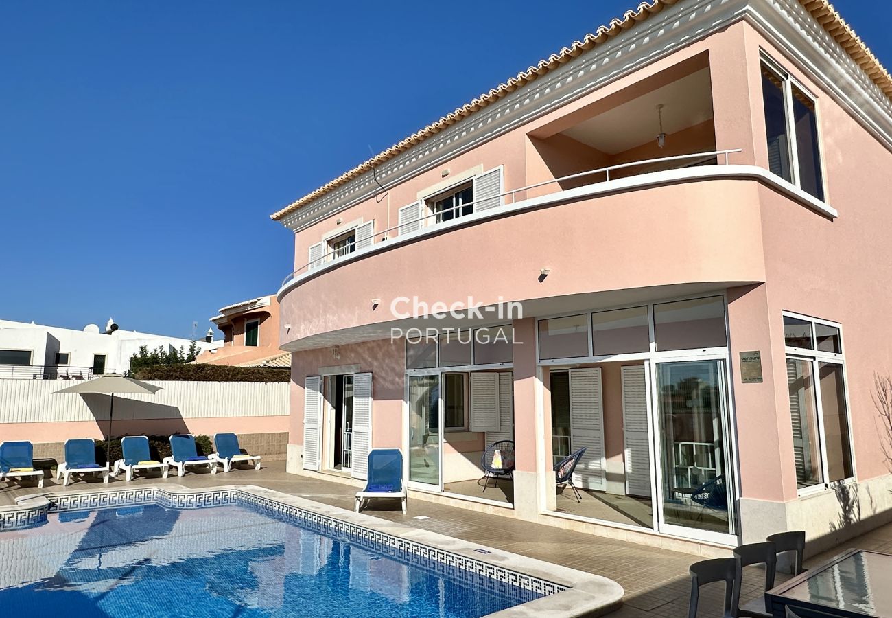 Extérieur de la villa, piscine avec chaises longues