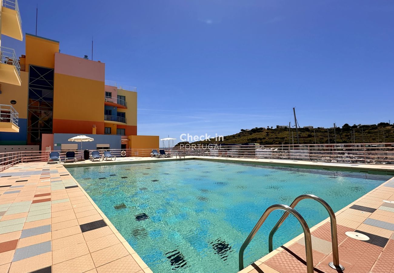 piscina; apartamento; exterior 